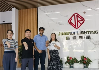 الشركة المصنعة في دبي تزور مصنع الإضاءة Shanghai JR لمناقشة حلول الإضاءة الفي...
